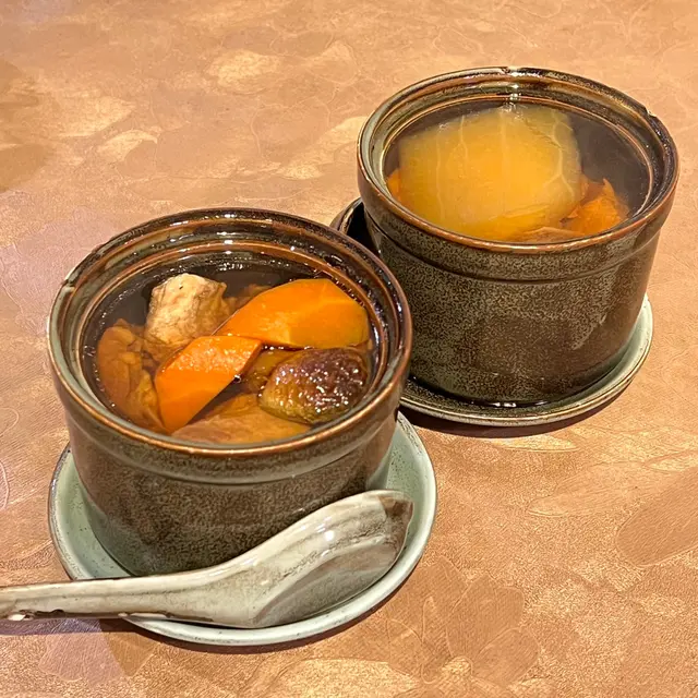 原盅燉姬松茸淮山甘筍黑毛豚肉湯、原盅燉哈密瓜螺頭黑毛豚肉湯