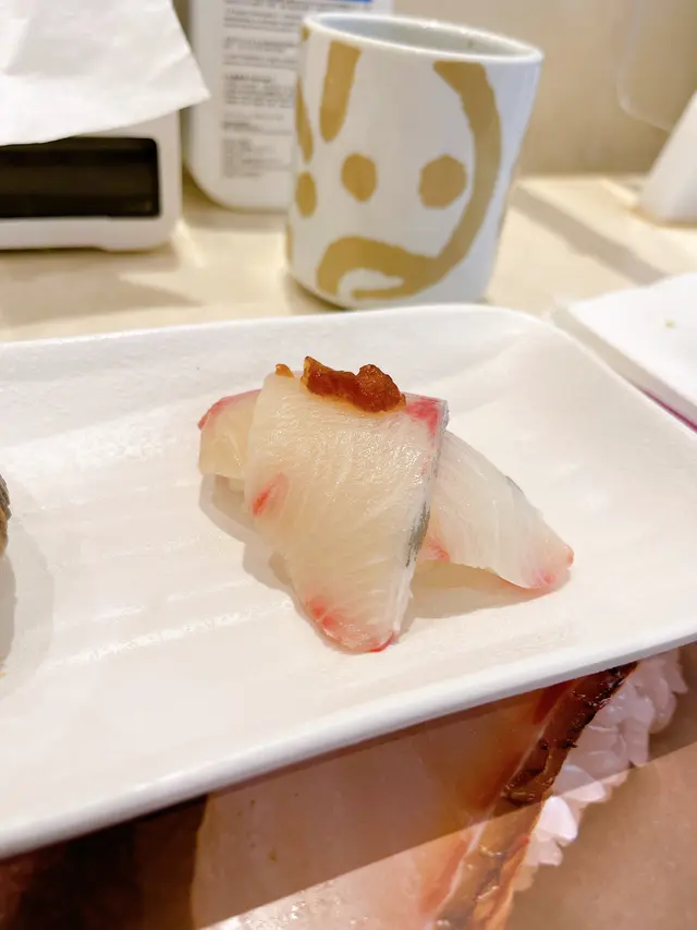 Menu  上標明是「厚切」，但上菜後卻不太覺得是厚切…  第一印象是失望的。可是，雙油甘魚配上柚子醋卻異常鮮味，一客未必夠，可以多點幾客。