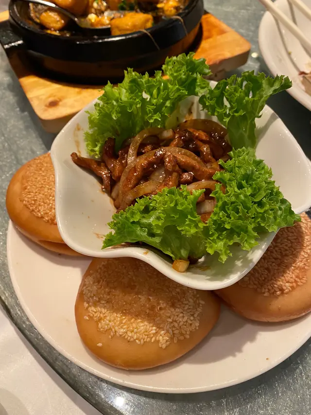 個包好似炸饅頭既質感  好好味  唔會好乾身  配埋個肉絲夾住食    本身預一人一個  但最後再落單每人叫多個  真心好味