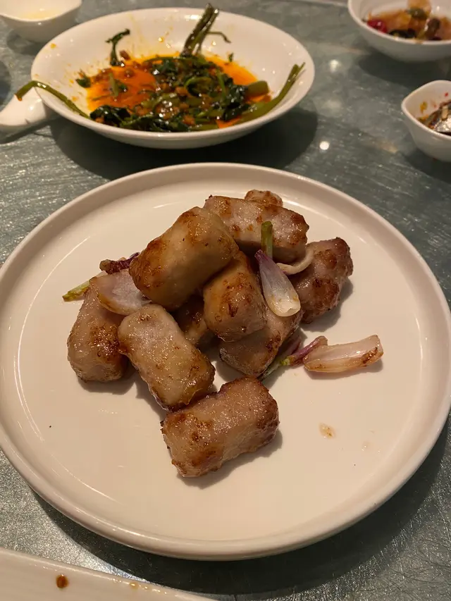 鐘意食芋頭既朋友一定要叫    佢外面有層糖咁包薯好粉既芋頭    食落咸咸香香