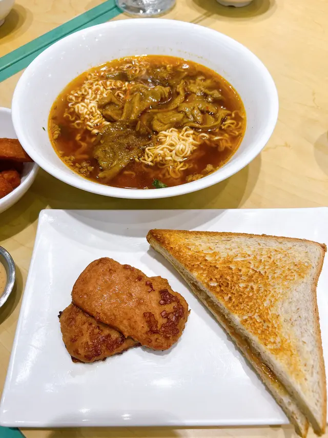 沙嗲牛肉麵,新餐肉及奶醬多士