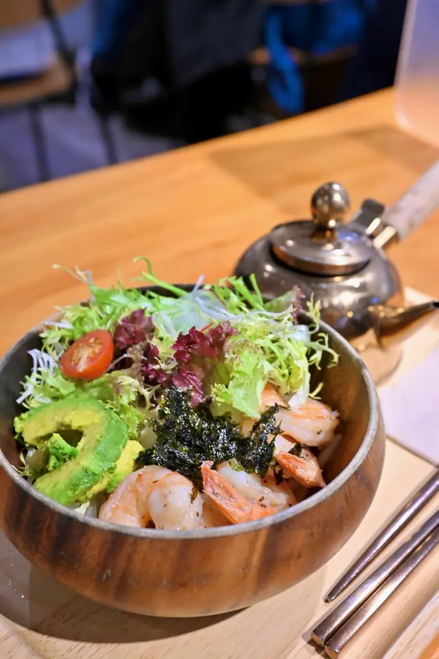 龍蝦湯配牛油果大蝦稻庭烏冬