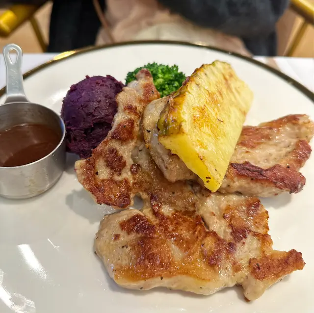 香煎西班牙豬梅頭伴菠蘿