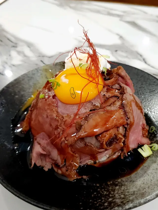 慢煮頂級牛肉盛丼