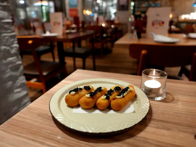 香蔥魚子醬炸馬介休卷