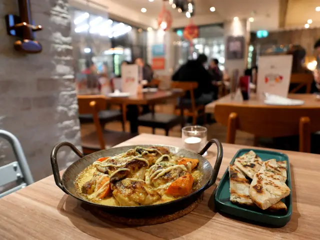 法芥醬忌廉燴黃油春雞配烤中東烤餅