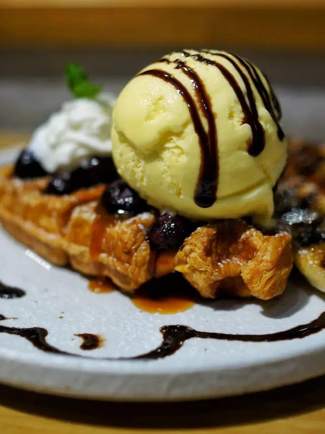 焦糖香蕉雲尼拿雪糕配牛角酥窩夫