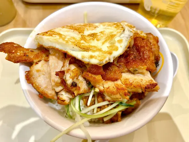 皇牌椒鹽雞腿排魯肉丼飯