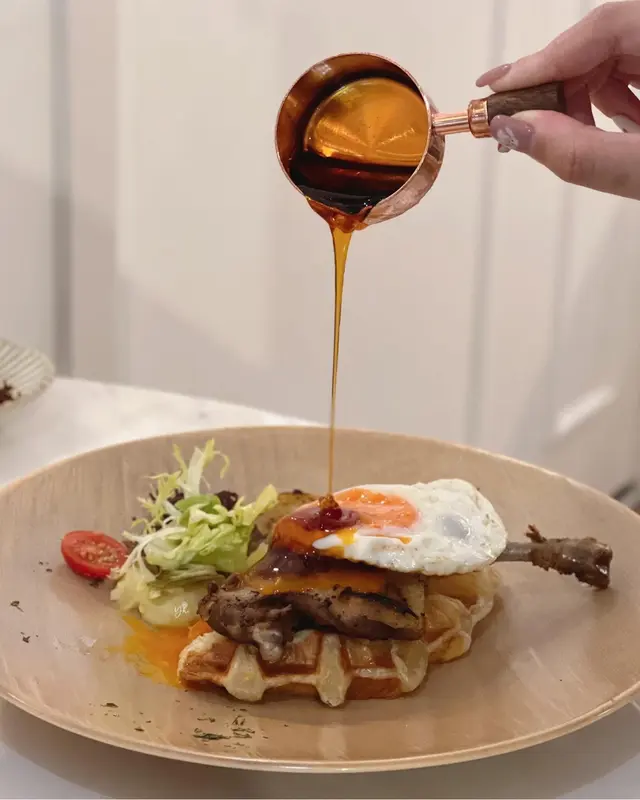 原隻油封鴨腿配牛角包窩夫、煎蛋及糖漿