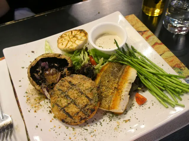 炭燒素漢堡扒慢煮格寧蘭比目魚柳伴炭燒洋蔥焗大啡菇 ($378)