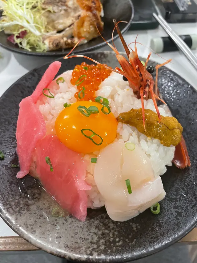 海胆牡丹虾杂锦刺身丼