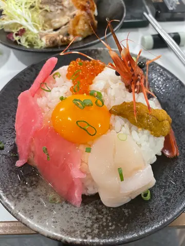 海胆牡丹虾杂锦刺身丼