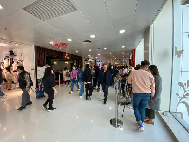 好多人排,門口排太長,斷咗去窗口排,成十幾廿人