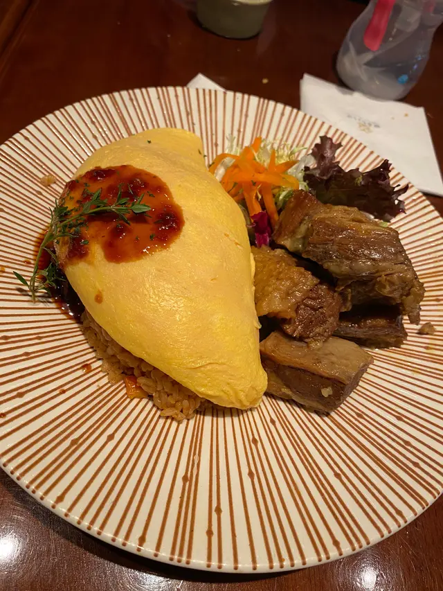 蛋包飯真心滑,牛肋肉炆得冧,肥膏多,啱我。咖喱🍛少少🤏辣。蛋包飯內係炒飯,個人鐘意食白飯。仲有沙律🥗菜,不過落咗胡麻汁,我麻麻