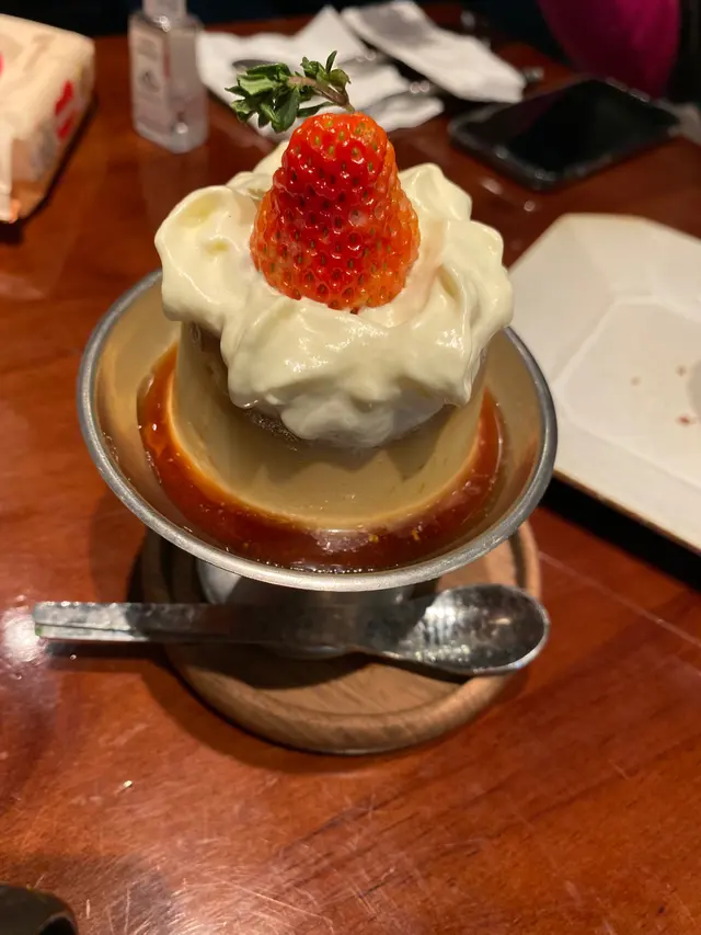 加$32有埋甜品🍮,可惜戚風蛋糕🍰同水果三文治賣哂,㨂咗日式布甸,最平嗰個甜品🍮。布甸賣相靚,但冇想像中咁滑