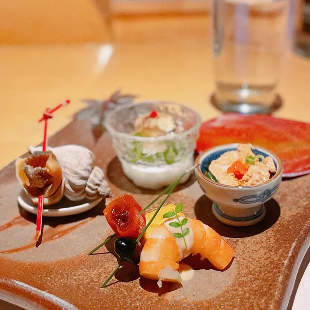 🦐賴尿蝦-配上酸汁仲有白蘿蔔青瓜,清新開胃🐚磯粒貝-鮮甜可口🐟慢煮鮟鱇魚肝-海底餓肝之稱,口感軟滑好味🥚鮨煮蝦伴玉子-蝦肉鮮美搭配胡麻醬汁山椒葉,別有風味;江户前玉子帶甜,旁邊用松枝穿住杮乾、黑豆,賣相精緻