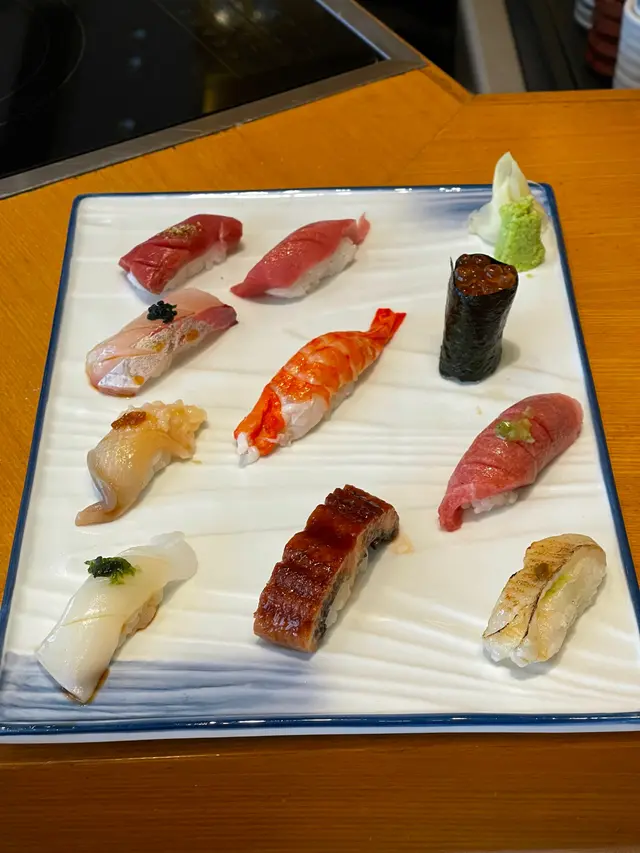 今日壽司套餐真係好差，左下咬唔動，中間的熟蝦壽司一言難盡，爭鮮水準😓