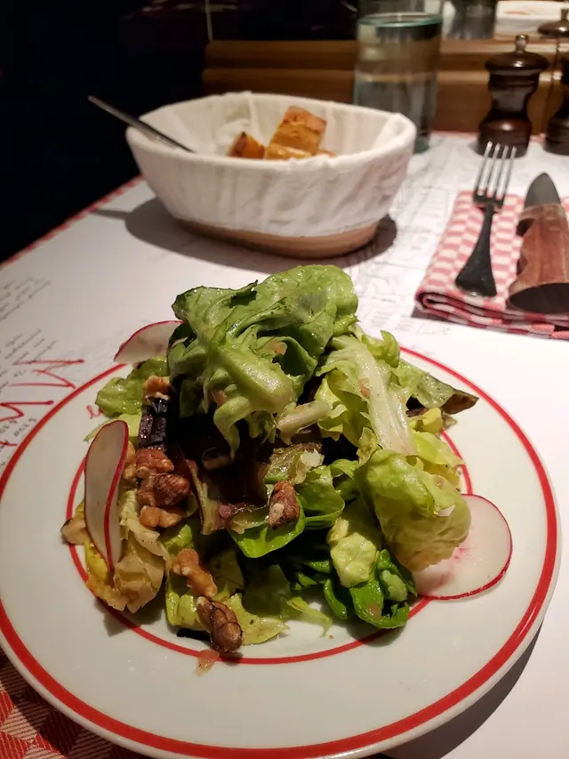 Green Salad with Walnuts