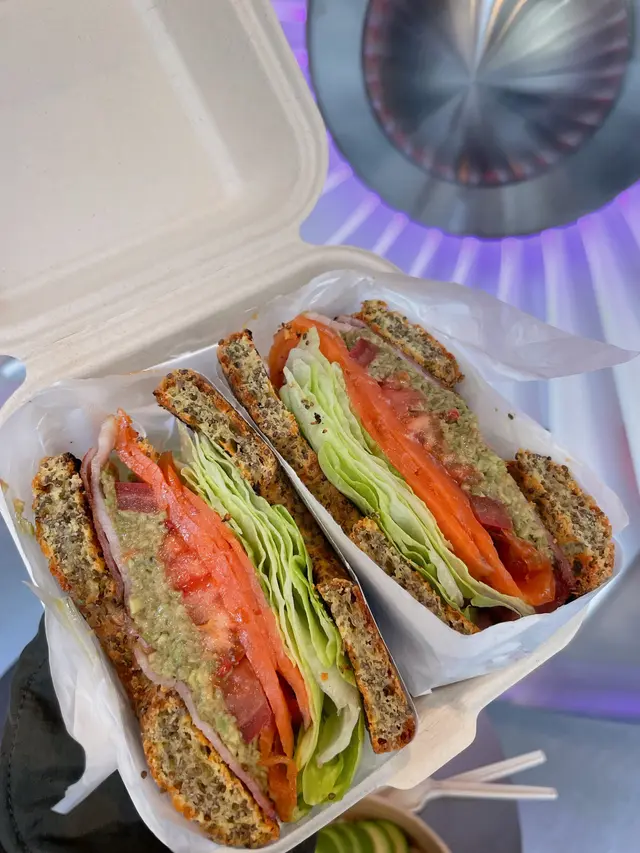 煙三文魚牛油果生酮漢堡