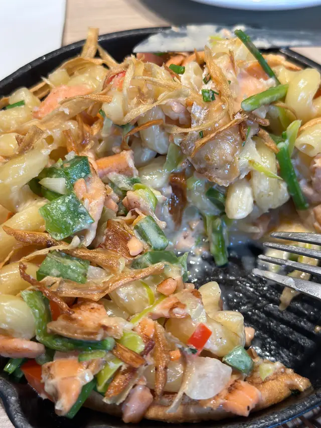 煙三文魚忌廉扭紋通粉配荷蘭鬆餅