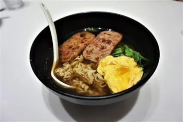 顶级午餐肉滑蛋公仔面