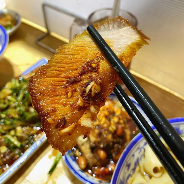 麻辣豬頸肉刀削麵