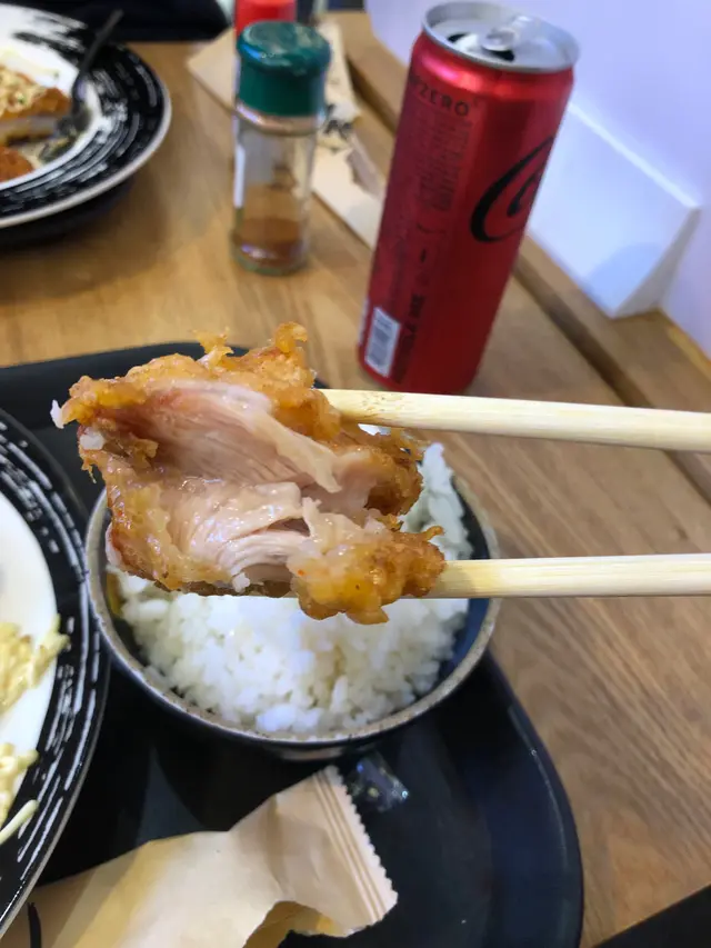 炸雞炸粉香脆，  雞嫩有肉汁，  但無咩味