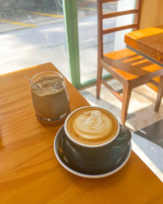 iced hojicha latte, hot latte (skimmed milk)