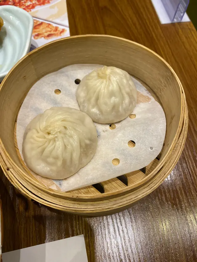 都係套餐  唔忘記價錢  呢個價錢同質素比起好多地方抵食好多  可以講皮薄  餡靚  入面肉汁都好正  不過都係可能冰鮮肉  肉汁有少少怪  不過師傅手勢非常好  值得堆介