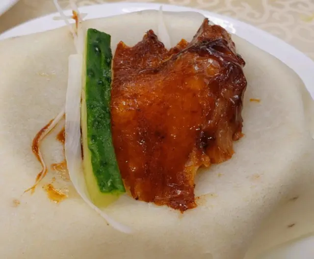 餅皮夾埋青瓜段及蔥絲再沾上拌醬.可以去咗啲油膩感覺唔錯👍😋😋😋