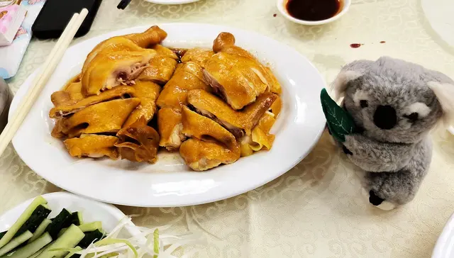 三寶之一.呢個我哋最喜歡的一個.玫瑰露酒好香.啲雞肉好嫩滑.豉油味剛剛好.唔鹹.超讚👍👍👍😋😋😋😋