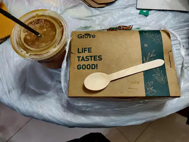 蒜茸牛仔柳配飯跟凍咖啡