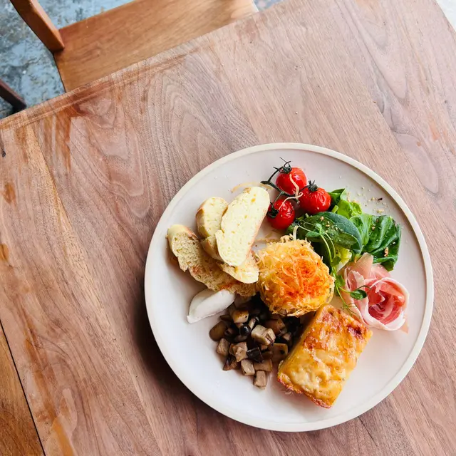 用心為你製作的 All-Stay Breakfast

流心鳥巢蛋
完美的烹煮時間控制
沾上一絲絲的脆皮

千層忌廉薯批
小薯切成薄薄的一片
一層又一層加上奶油和香料焗香

還有法國奶油包Brioche
配上自家製蜜糖芝士醬
淡淡的清甜加上軟滑的質感

如果你今天晚了起床
歡迎全日留下來一起早餐 🐣