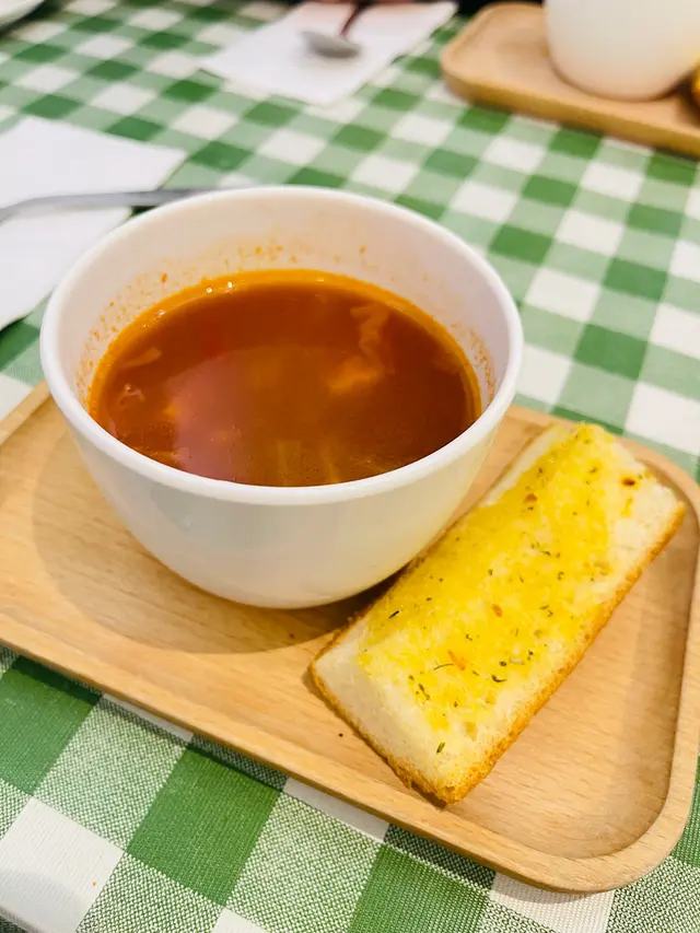 羅宋湯配蒜蓉包