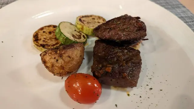 法式牛柳配黑椒汁