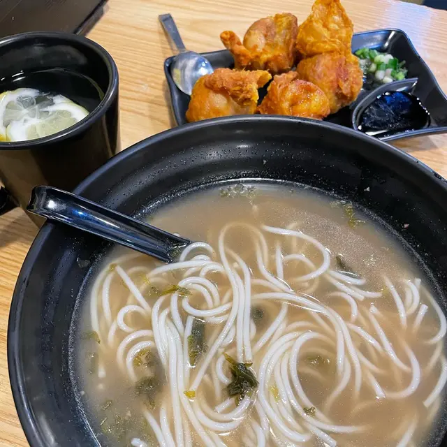 酥炸雞球米線