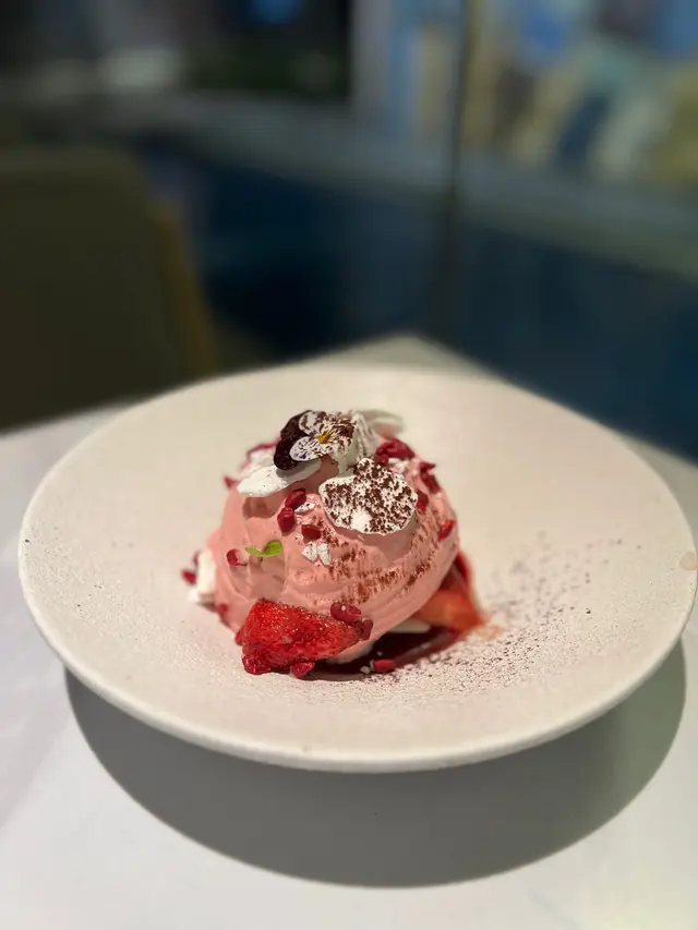 覆盆子奶油霜配糖漬草莓及蛋白脆餅