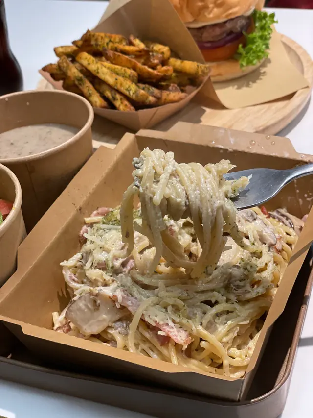 卡邦尼意粉、沙律、餐湯