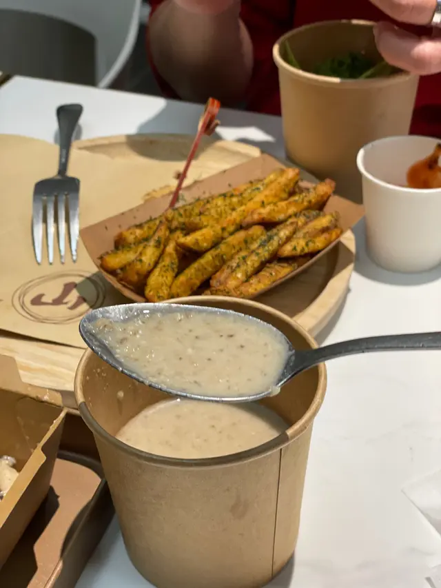 卡邦尼意粉、沙律、餐湯