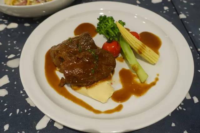 慢煮澳洲牛面肉伴忌廉薯蓉