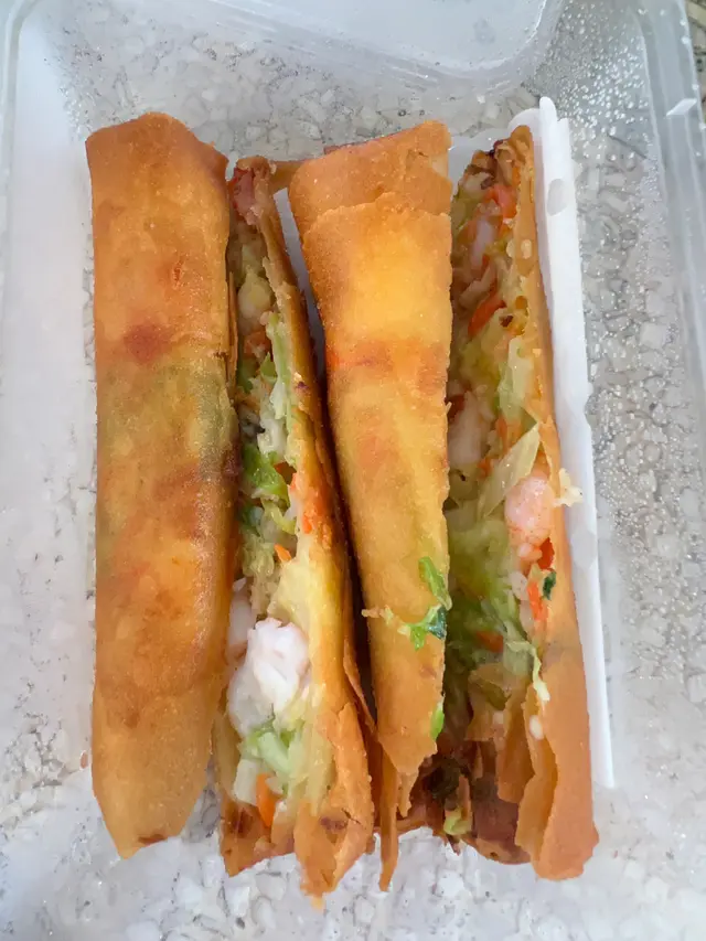 有兩條  各一開為二  共四片，餡料好足  有蝦、椰菜，紅蘿蔔，外皮脆口