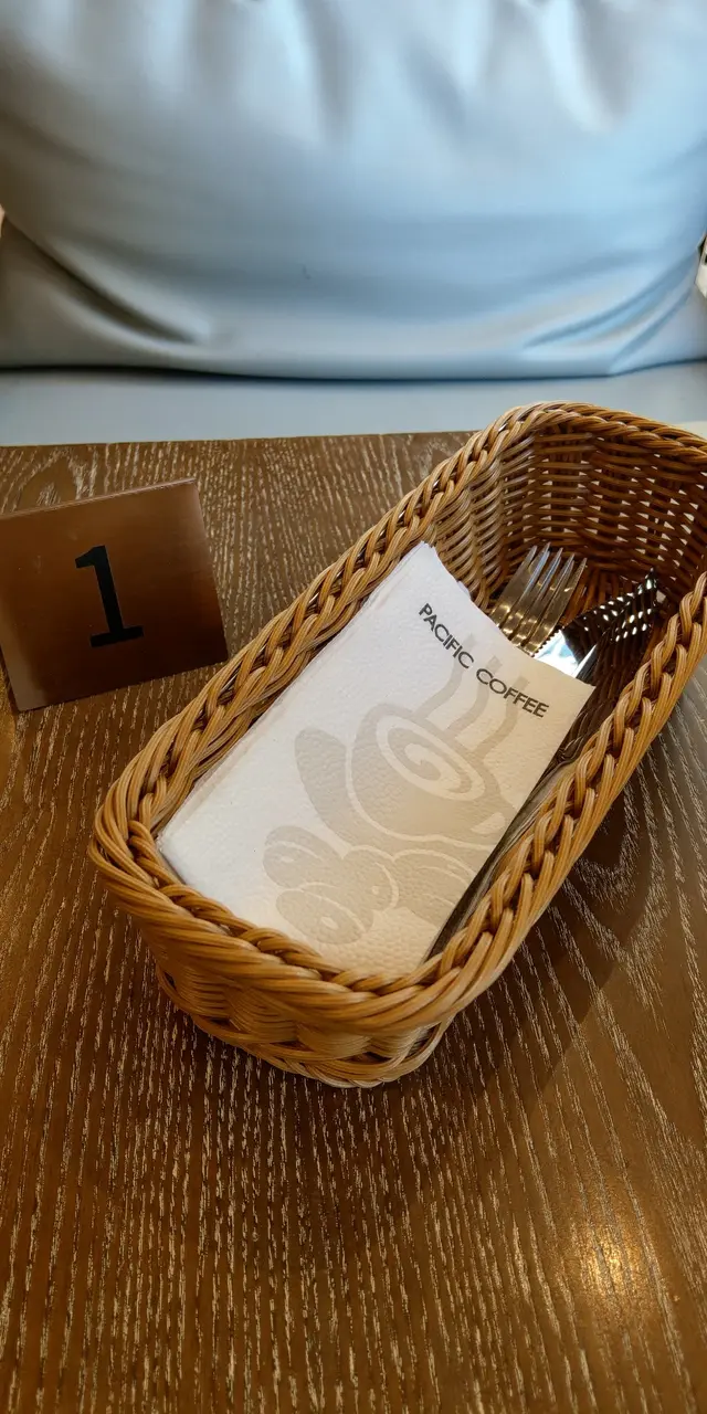 店員亦會為 Bistro Pacific Coffee 食客，放上餐具連紙巾！相當周到！