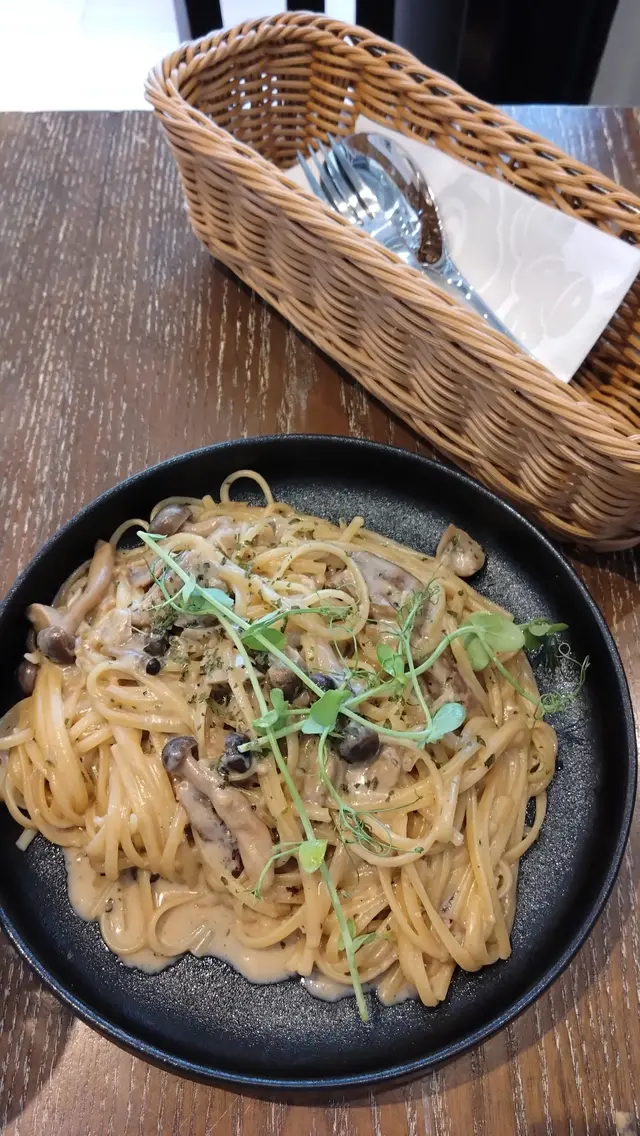 鮮蘑菇意大利扁意粉 配巴馬臣忌廉汁