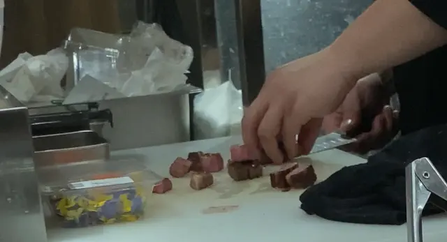 不在鐵板上切牛肉真係比較少見，隔離塊布係抹塊板嘅