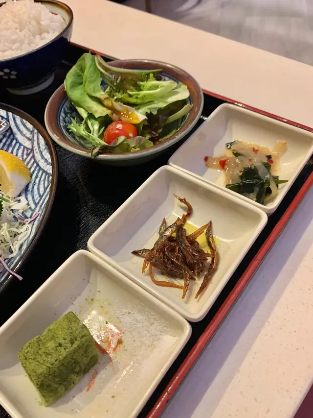 跟餐前菜、日式沙律、麵豉湯、白飯