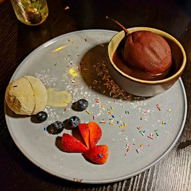 慢煮紅酒梨子配雪糕