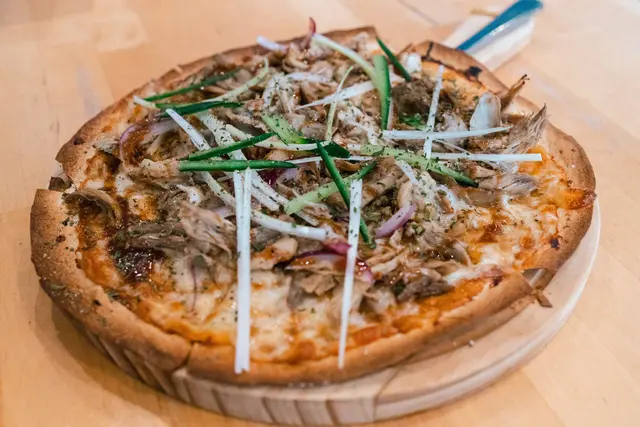 以為食緊片皮鴨比薩