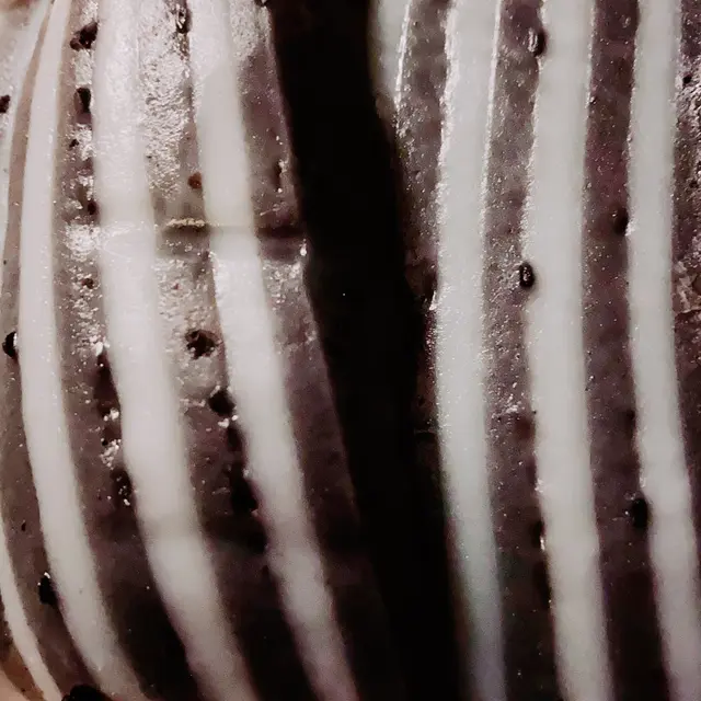 雖少甜，但甜度適中，香味濃郁、口感飽滿煙韌，仲有芝麻粒粒，口感豐富