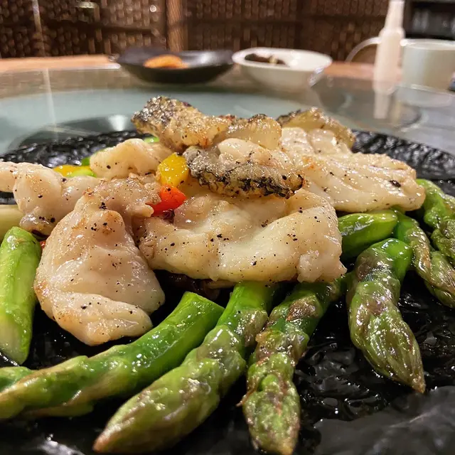 黑松露醬炒花尾躉班球配鮮露筍