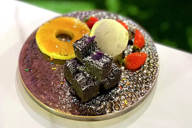 慢煮菠蘿配朱古力布朗尼配雪糕